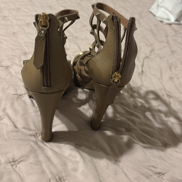 Valentino Beige Leather Rockstud Sandals
Size 38 Authentic - Picture 8 of 9